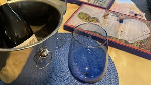 A living room with a fireplace, a coffee table with a map, a metal pot, and two glasses. - Ione Captains Cottage With 3 separate BEDROOMS Close to Town. Centrally located. (Ione)