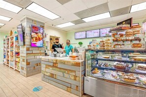 Dining - Komffy Apartment w/2 KingBeds and OceanView at Tides (Hollywood)