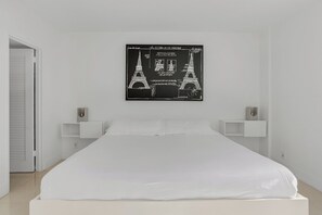 2 bedrooms, iron/ironing board, travel cot, WiFi - Komffy Apartment w/2 KingBeds and OceanView at Tides (Hollywood)