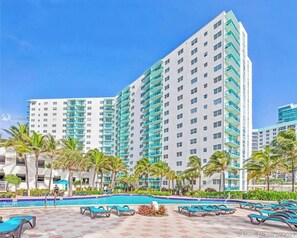 Pool - Komffy Apartment w/2 KingBeds and OceanView at Tides (Hollywood)
