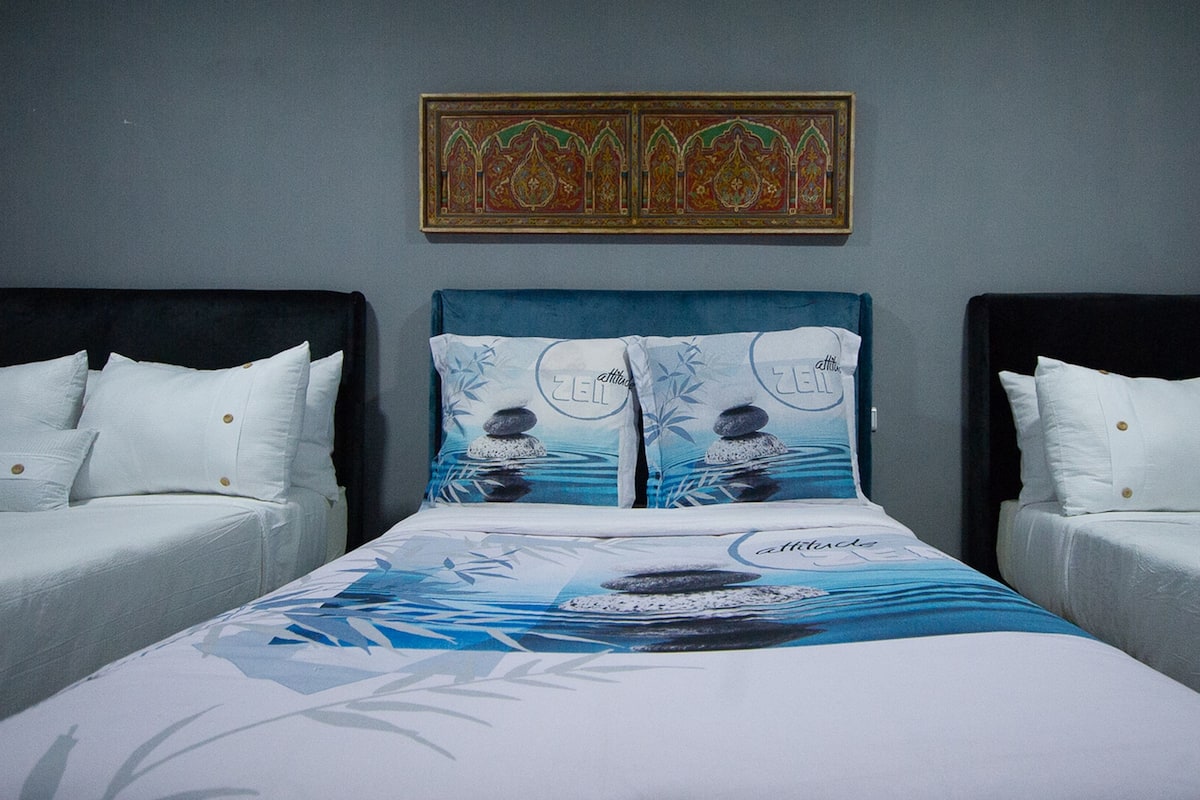 Deluxe Triple Room, 1 Bedroom, Non Smoking, Pool View | 1 bilik tidur, peti besi dalam bilik, dihias secara berasingan