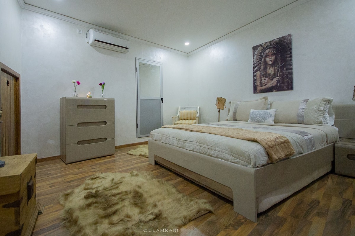 Deluxe Double Room, 1 Katil Raja (King), Non Smoking, City View | 1 bilik tidur, peti besi dalam bilik, dihias secara berasingan