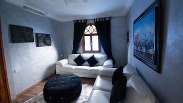 Suite Royale Giovanni | Living area | 34-inch flat-screen TV with satellite channels, TV