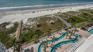 Ein Strandresort mit Poolbereich, Zugang zum Strand und Meerblick.