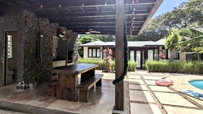 Nueva casa de vacaciones de lujo Beachwalk 3BR, Avellanas. Sendero tropical para surfear.
