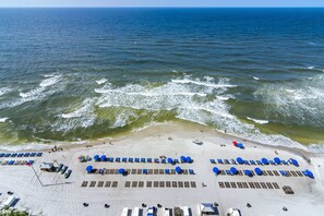 På stranden og solsenger