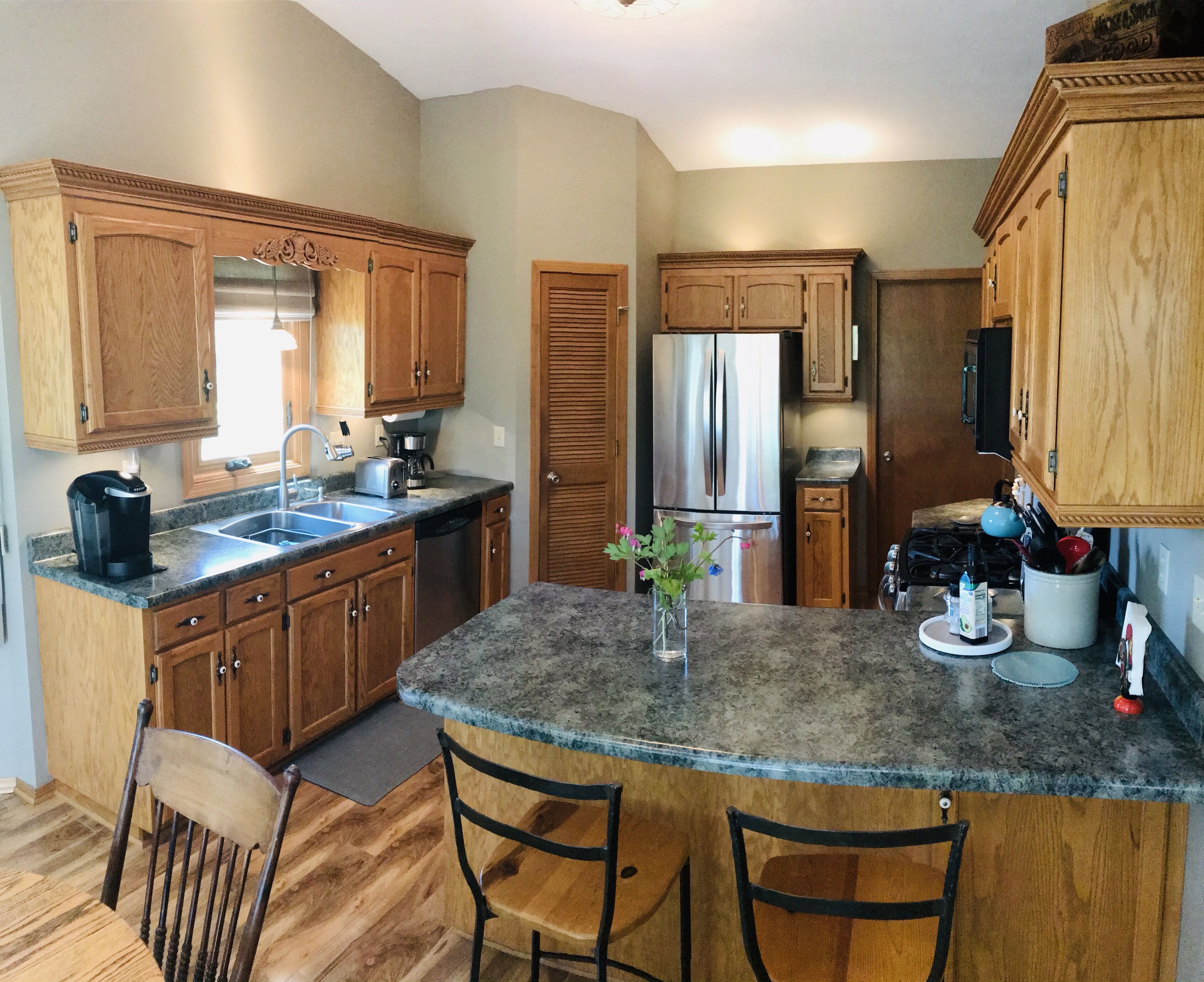 Traveler's Sanctuary/One-acre. open & spacious home. Sunset views. Woods & Deck