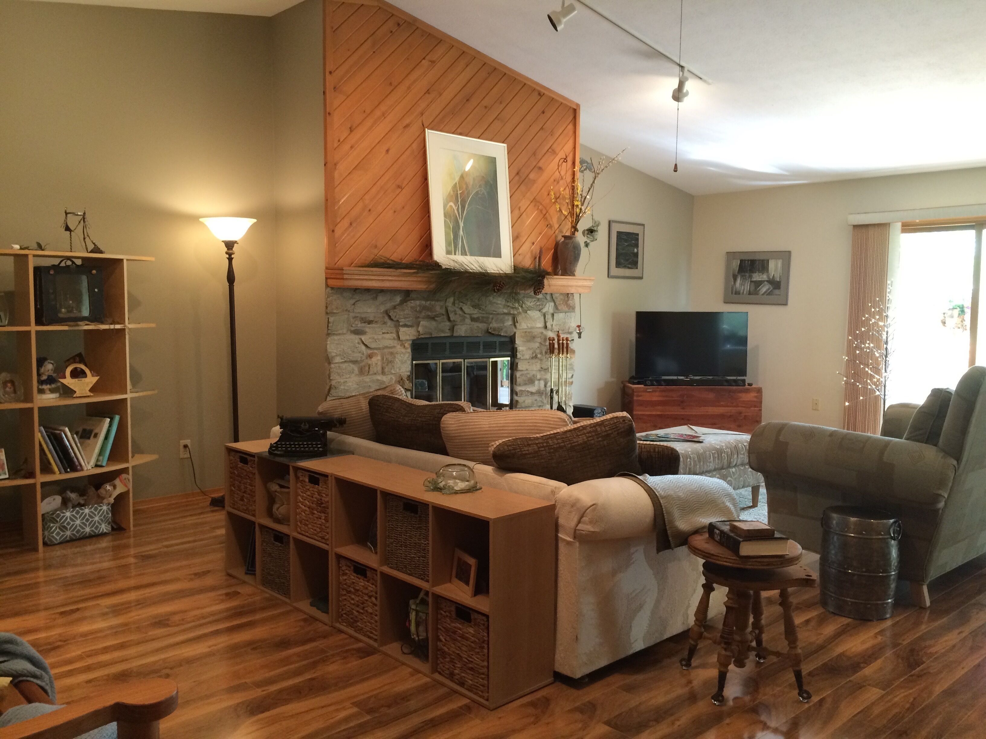 Traveler's Sanctuary/One-acre. open & spacious home. Sunset views. Woods & Deck