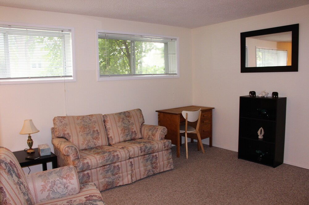 Charming & Convenient Cozy Suite - Close to DT!