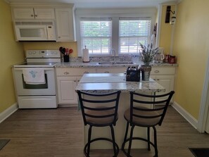 Jääkaappi, mikroaaltouuni, uuni, liesi