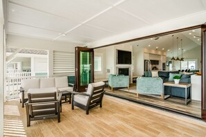 TV, caminetto, videogiochi, lettore DVD