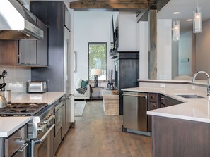 Kjøleskap, mikrobølgeovn, ovn og oppvaskmaskin