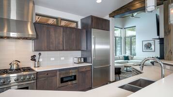 Refrigerador, microondas, horno y lavavajillas