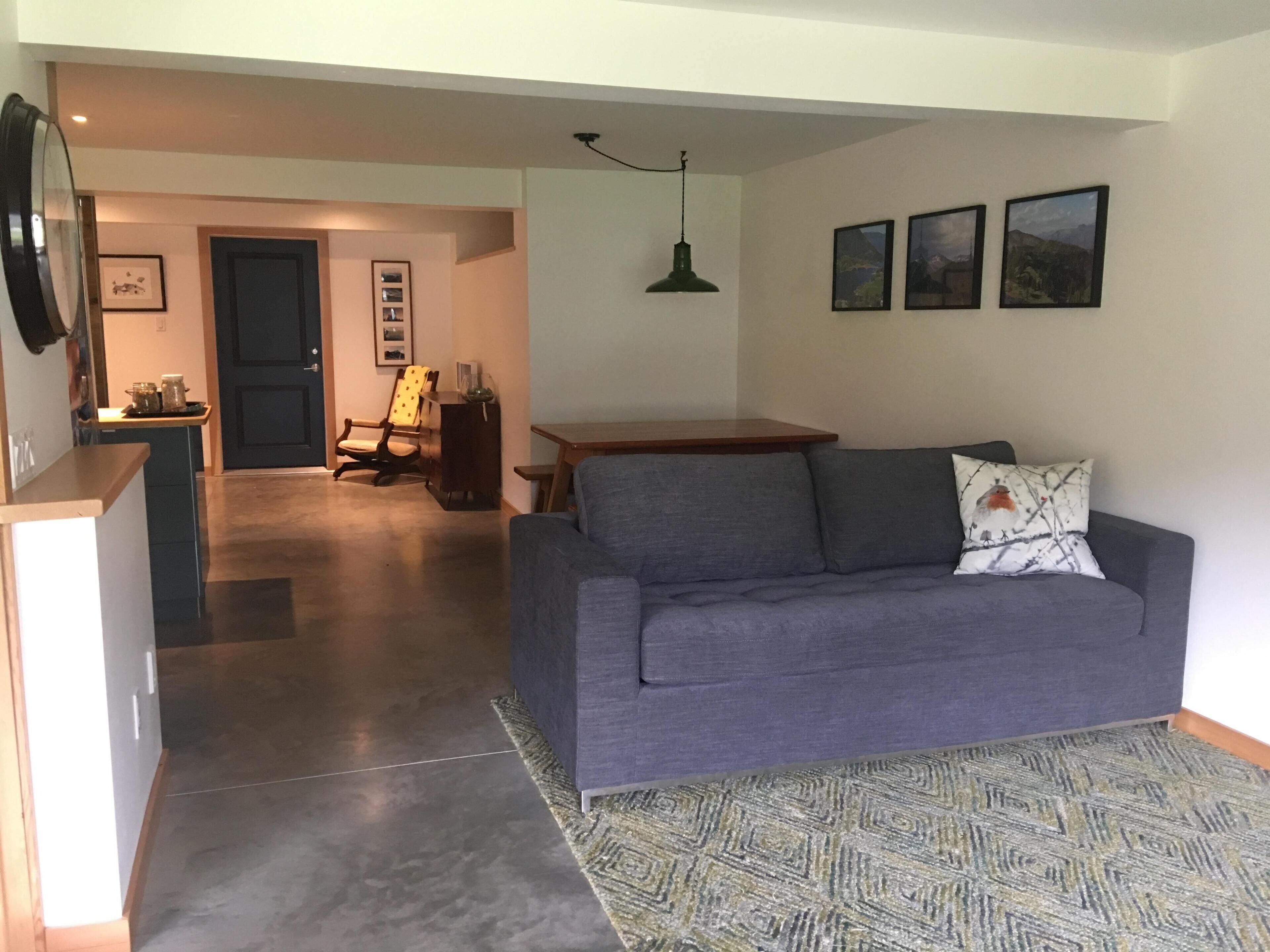 Beautiful Lakefront Suite Minutes from town !