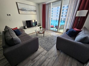 Smart-TV, Tischfußball, Tischtennisplatte, Bücher