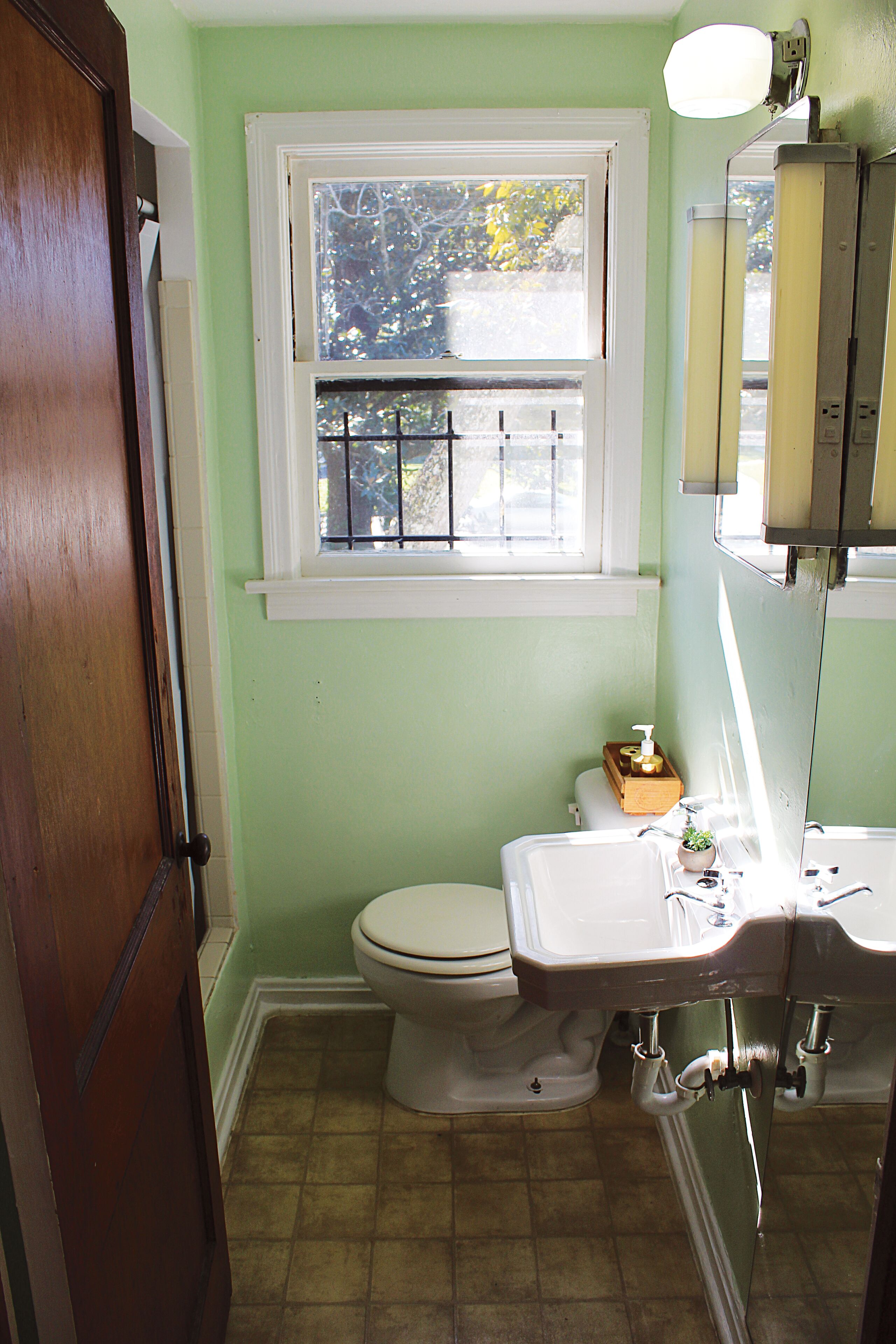 Classic Garage Apartment with Lovely Yard and Off Street Parking