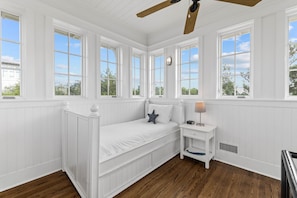 5 bedrooms, iron/ironing board, WiFi, bed sheets