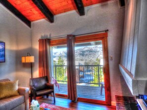 Télévision, cheminée, table de tennis de table