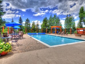 A heated pool - ⭐️ Pool, Hot Tubs, Private Deck ⎮Mountain Village (Steamboat Springs)