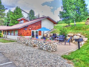 Outdoor dining - ⭐️ Pool, Hot Tubs, Private Deck ⎮Mountain Village (Steamboat Springs)