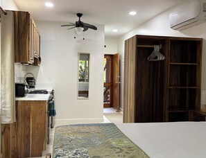 1 habitación, caja de seguridad en la habitación y escritorio 