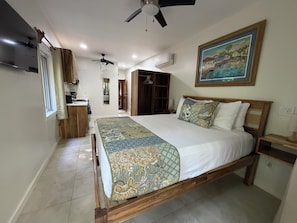 1 habitación, caja de seguridad en la habitación y escritorio 