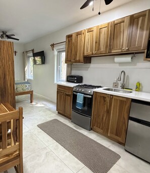 Refrigerador, microondas, horno y parrilla de estufa 