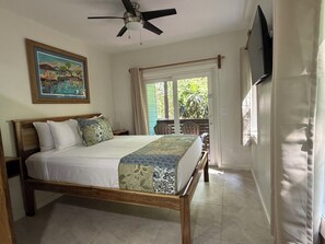 1 habitación, caja de seguridad en la habitación y escritorio 