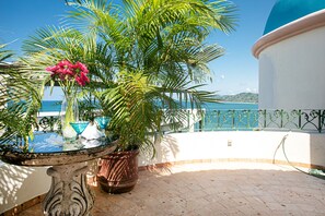 Terrace/patio - Casa Rumi, Romantic honeymoon suite with stunning views of Sayulita bay! (Sayulita)