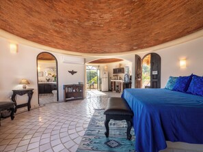 1 sovrum, värdeförvaringsskåp på rummet och skrivbord