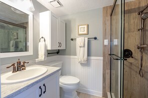 Douche, séchoir à cheveux, serviettes fournies