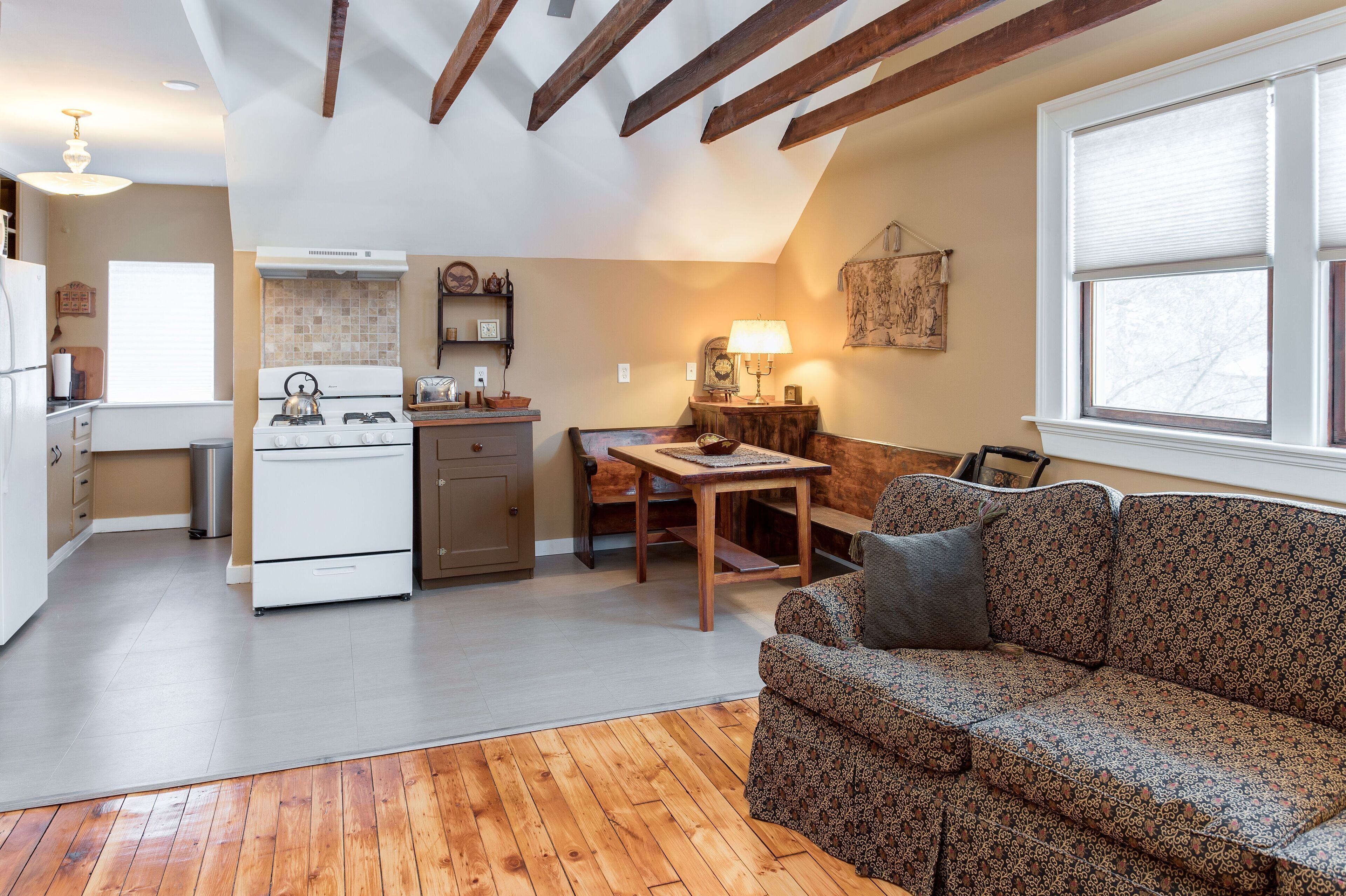 Spacious 2 Bedroom in 1910 Tudor House