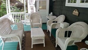 A porch with white wicker furniture, a small table, and a sign that reads "Welcome to our Porch Sit Long Talk Much". - Mount Gretna Memories! 10 minutes to Renaissance Faire (Mt Gretna)