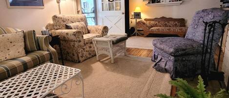 Smart-TV, Kamin, DVD-Player, Bücher