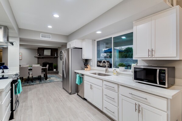 Refrigerador, microondas, horno y parrilla de estufa 