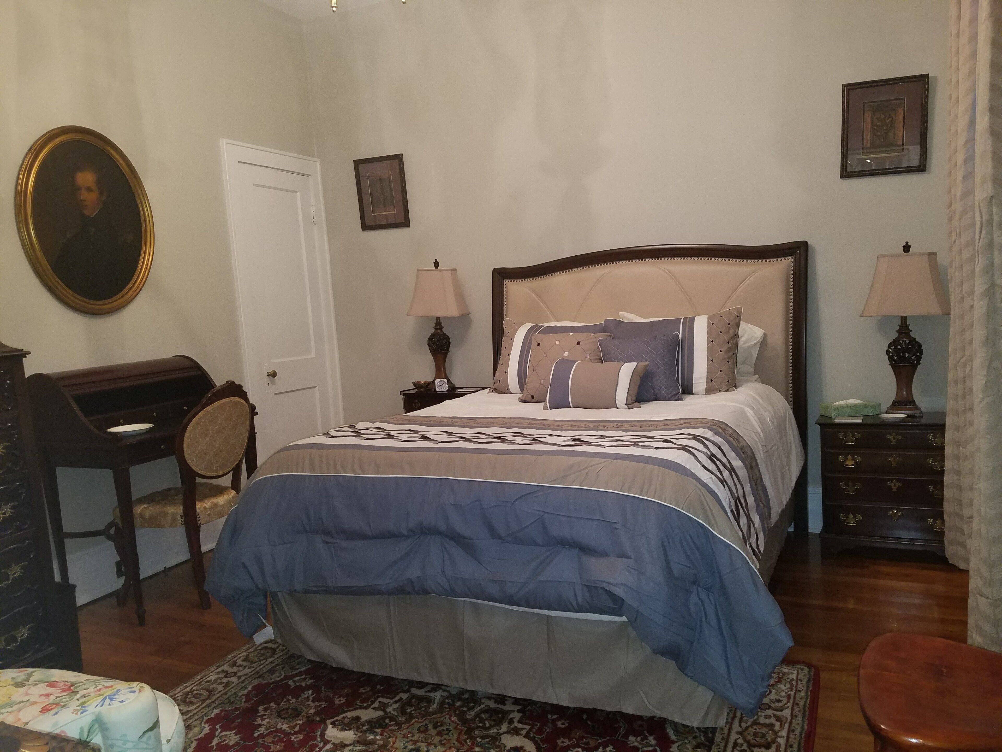 Captains Quarters - Historical Home Downtown Rental