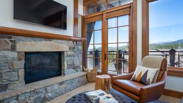 Smart TV, fireplace, books, stereo