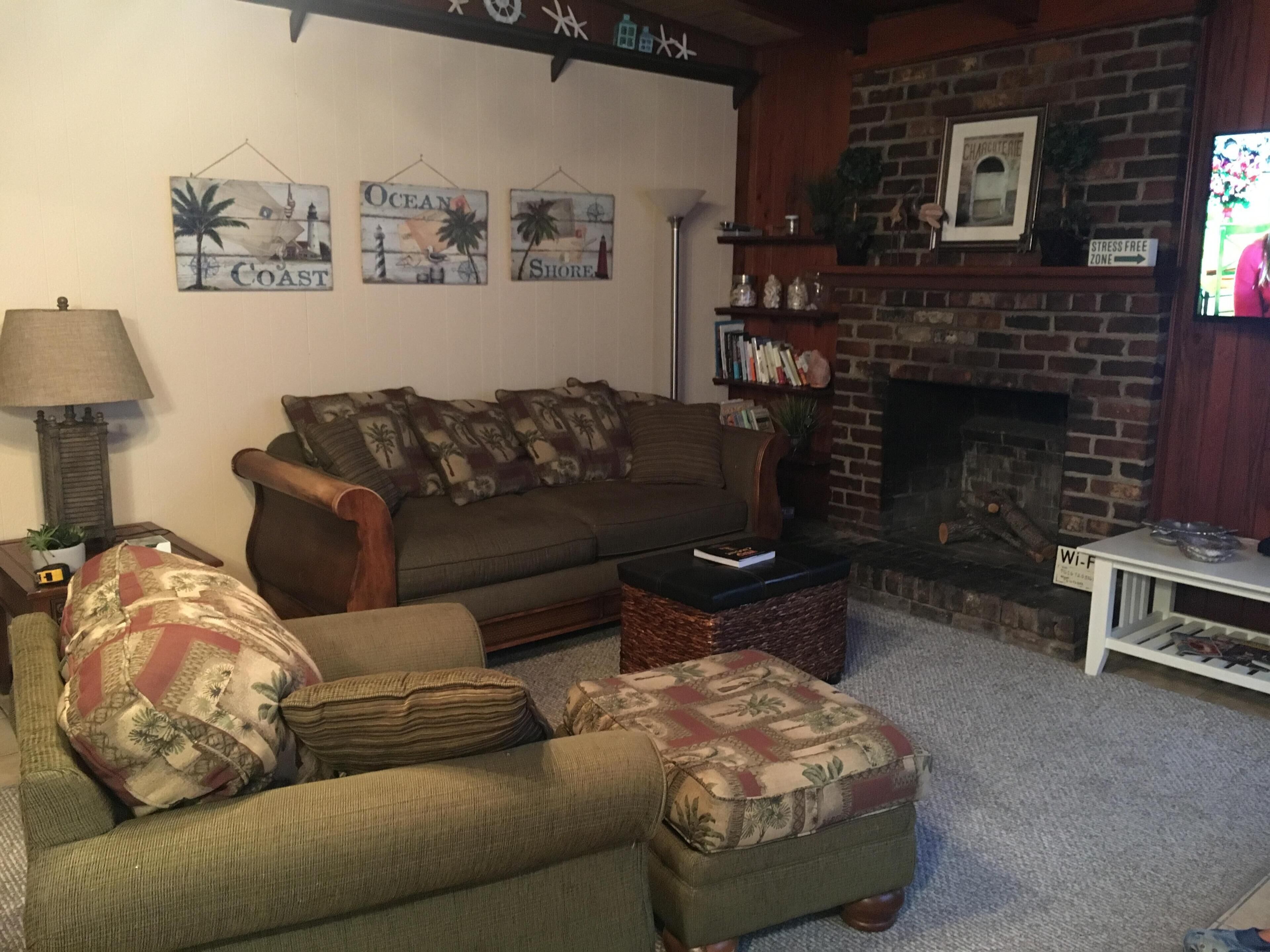 Experience a Comfy Home and Pool an 8 minute Walk to the Ocean