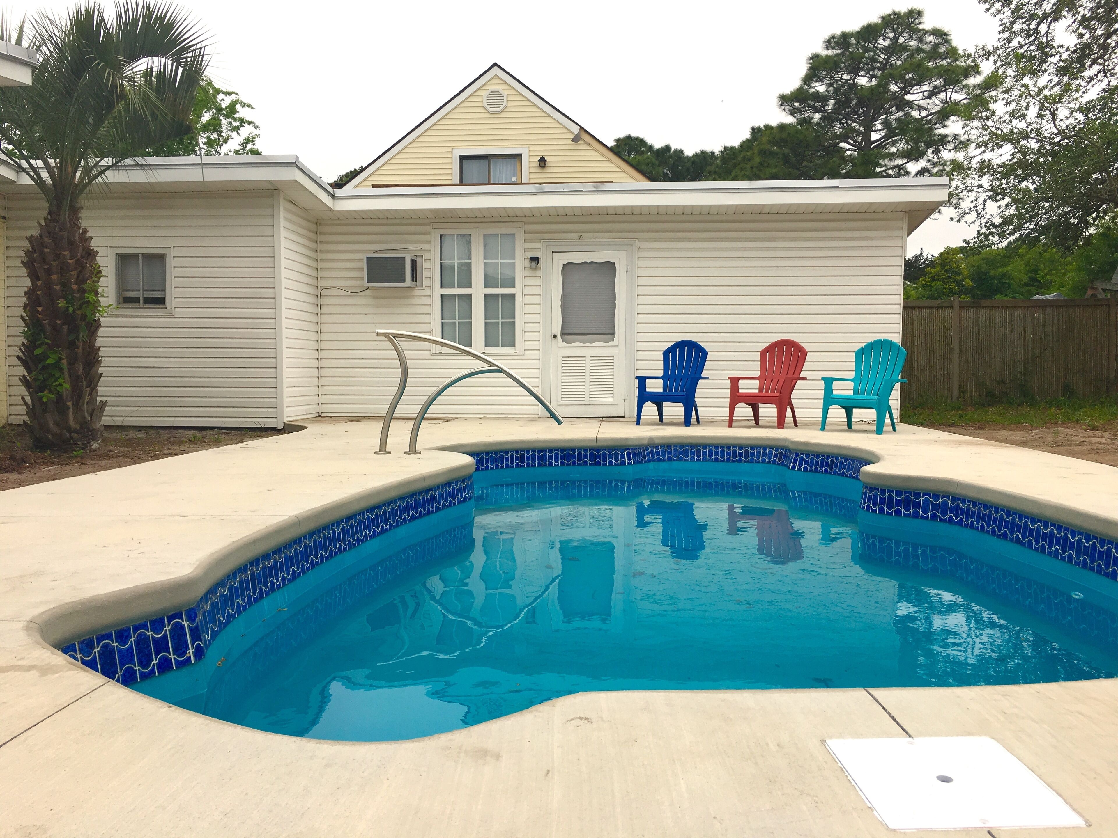 Experience a Comfy Home and Pool an 8 minute Walk to the Ocean