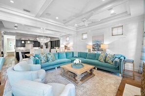 Télévision à écran plat, lecteur de DVD, espaces bureaux