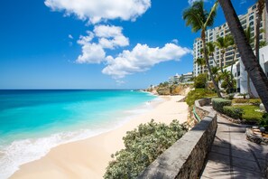 Plage, chaises longues, serviettes de plage