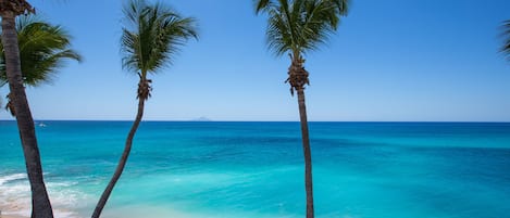 على الشاطئ، كراسي للتشمس، مناشف للشاطئ