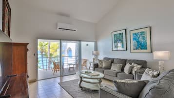 Smart-tv, een tafeltennistafel en boeken