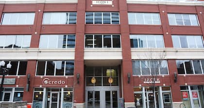 Heart of Downtown Edmonton, walking distance to Rogers Place / LRT station