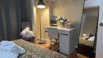 1 間睡房、房內夾萬、書桌、熨斗/熨衫板