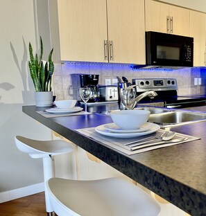 Réfrigérateur, micro-ondes, four, plaque de cuisson