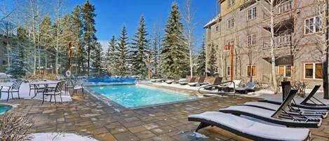 حمّام سباحة مُدفَّأ