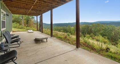 Mountainside Retreat with Stunning Views