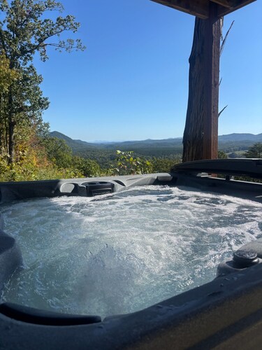 Mountainside Retreat with Stunning Views