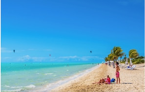 Chaises longues, serviettes de plage